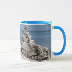 USA, Michigan. Steintürme am Strand Tasse