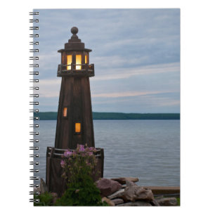 USA, Michigan. Yard Decoration Leuchtturm Notizblock