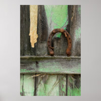 USA, Montana. Rusty Hufeisen auf alten Zaun