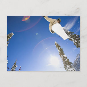 USA, Montana, Whitefish, Young man snowboarding Postkarte