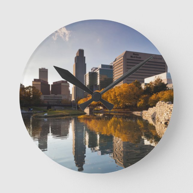 USA, Nebraska, Omaha, Gene Leahy Mall, Skyline Runde Wanduhr (Vorderseite)