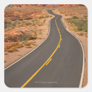USA, Nevada, Tal des Feuers, Wüstenstraße Quadratischer Aufkleber
