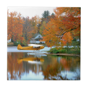 USA, New England, New Hampshire. Float-Flugzeug Fliese