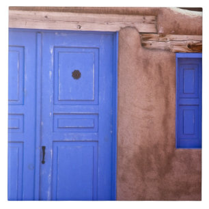 USA, New Mexico, Santa Fe. Ansicht einer blauen Tü Fliese