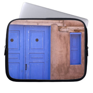USA, New Mexico, Santa Fe. Ansicht einer blauen Tü Laptopschutzhülle