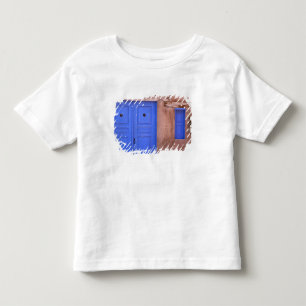 USA, New Mexico, Santa Fe. Blick auf blaue Tür und Kleinkind T-shirt
