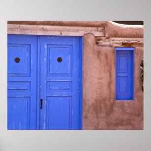 USA, New Mexico, Santa Fe. Blick auf blaue Tür und Poster