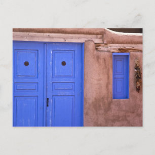 USA, New Mexico, Santa Fe. Blick auf blaue Tür und Postkarte