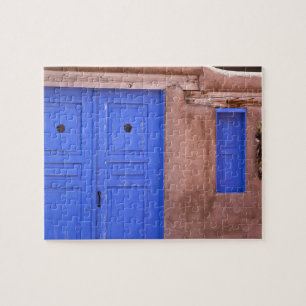 USA, New Mexico, Santa Fe. Blick auf blaue Tür und Puzzle