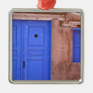 USA, New Mexico, Santa Fe. Blick auf blaue Tür und Silbernes Ornament