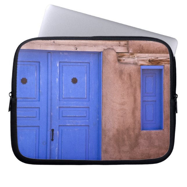 USA, New Mexico, Santa Fe. Sicht auf die blaue Tür Laptopschutzhülle (Vorderseite)