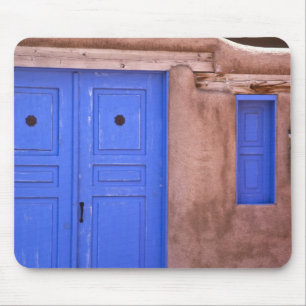 USA, New Mexico, Santa Fe. Sicht auf die blaue Tür Mousepad