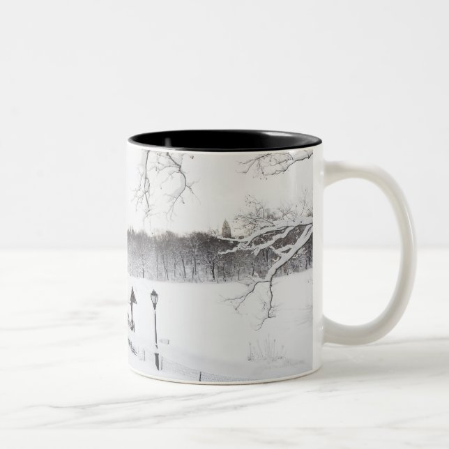 USA, New York City, Central Park im Winter Zweifarbige Tasse (Rechts)