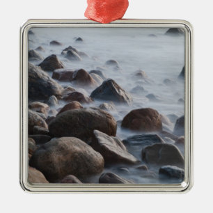 USA, New York, East Hampton. Brandung am Silbernes Ornament