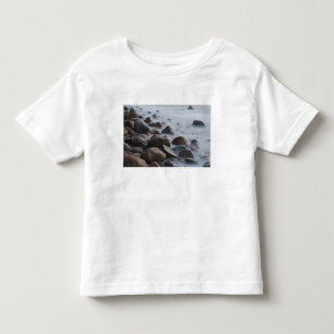 USA, New York, East Hampton. Surfen im Ozean Kleinkind T-shirt