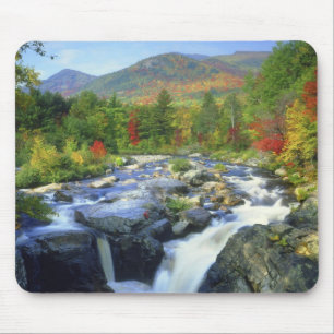 USA, New York. Ein Wasserfall in den Adirondack Mousepad