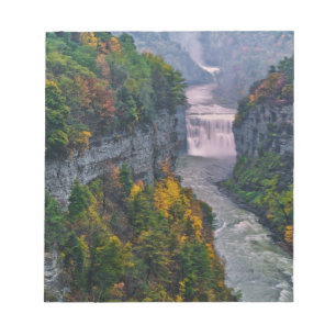 USA, New York, Letchworth Staat Park. Fluss und Notizblock