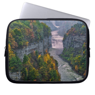 USA, New York, Letchworth State Park. Fluss und Laptopschutzhülle