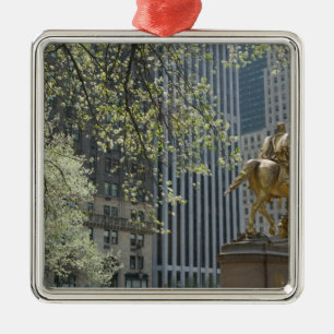 USA, New York, New York City, Manhattan: 16 Silbernes Ornament