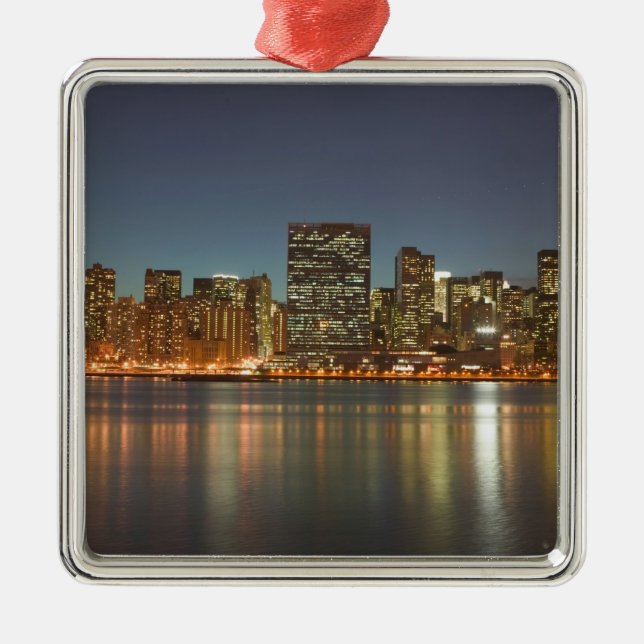 USA, New York, New York City, Manhattan:24 Silbernes Ornament (Vorne)