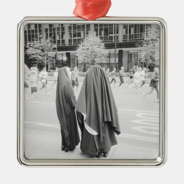 USA, NEW YORK: New York City Nuns beim NYC Silbernes Ornament (Vorne)