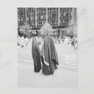 USA, NEW YORK: New York City Nuns Watching NYC Postkarte