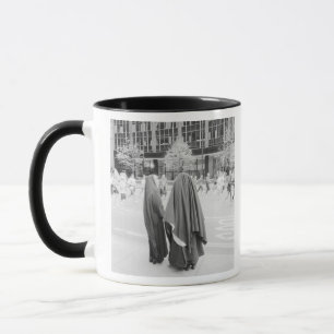 USA, NEW YORK: New Yorker Nonnen beobachten NYC Tasse