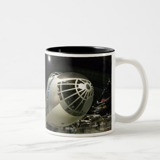 USA, Ohio, Dayton: US-Luftwaffe-Museum und Zweifarbige Tasse (Rechts)