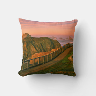 USA, Oregon, Bandon. Felsen auf dem Weg Kissen