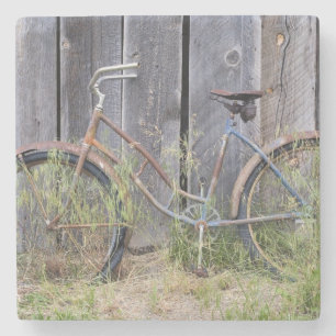 USA, Oregon, Bend. Ein baufälliges altes Fahrrad Steinuntersetzer