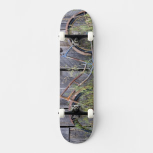 USA, Oregon, Bend. Ein verfallenes altes Fahrrad Skateboard