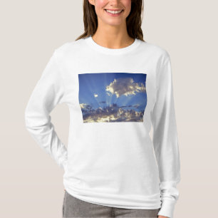 USA, Oregon, Bend. Sonnenstrahlen füllen den Himme T-Shirt