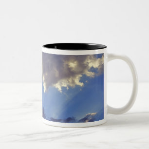 USA, Oregon, Bend. Sonnenstrahlen füllen den Himme Zweifarbige Tasse
