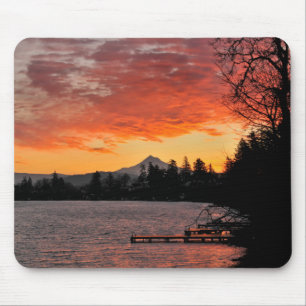 USA, Oregon. Blauer See und Berghütte bei Sonnena Mousepad