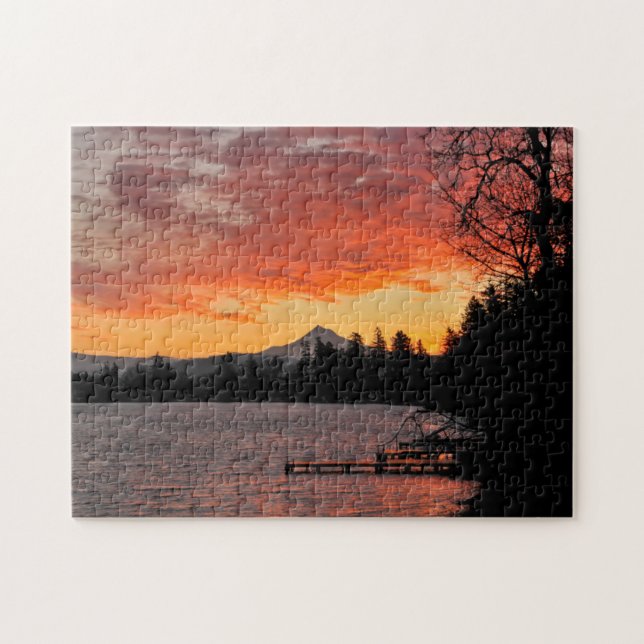 USA, Oregon. Blauer See und Berghütte bei Sonnenau Puzzle (Horizontal)