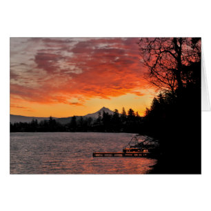 USA, Oregon Blauer See und Berghütte bei Sonnenauf