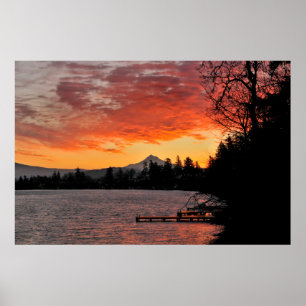 USA, Oregon Blauer See und Berghütte bei Sonnenauf Poster