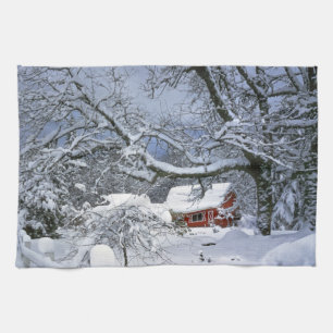 USA, Oregon, Clackamas County. Frischer Schnee Geschirrtuch