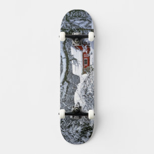 USA, Oregon, Clackamas County. Frischer Schnee Skateboard