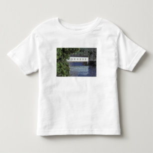 USA, Oregon. Ein Pick-up überquert die Kleinkind T-shirt