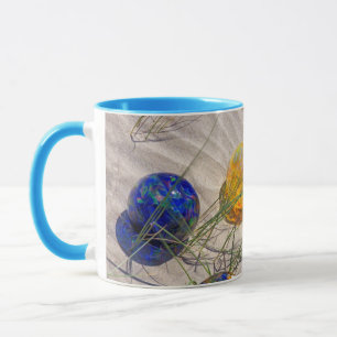 USA, Oregon. Farbenfrohe Glasflöße auf Sanddüne Tasse