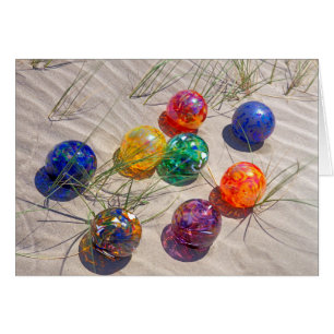USA, Oregon. Farbige Glasbojen auf Sanddüne