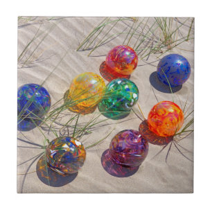USA, Oregon. Farbige Glasbojen auf Sanddüne Fliese