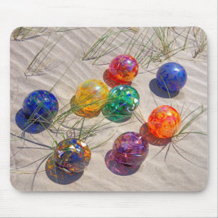 USA, Oregon. Farbige Glasbojen auf Sanddüne Mousepad