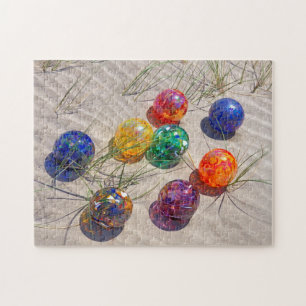 USA, Oregon. Farbige Glasbojen auf Sanddüne Puzzle
