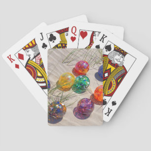 USA, Oregon. Farbige Glasflaschen auf Sanddüne Spielkarten