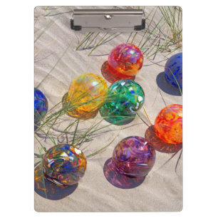 USA, Oregon. Farbige Glasflotsam auf Sanddüne Klemmbrett