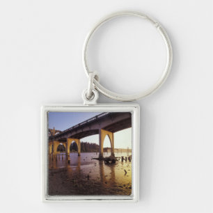 USA, Oregon, Florence. Siuslaw-Brücke und Schlüsselanhänger