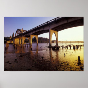 USA, Oregon, Florenz. Siuslaw-Brücke und Poster