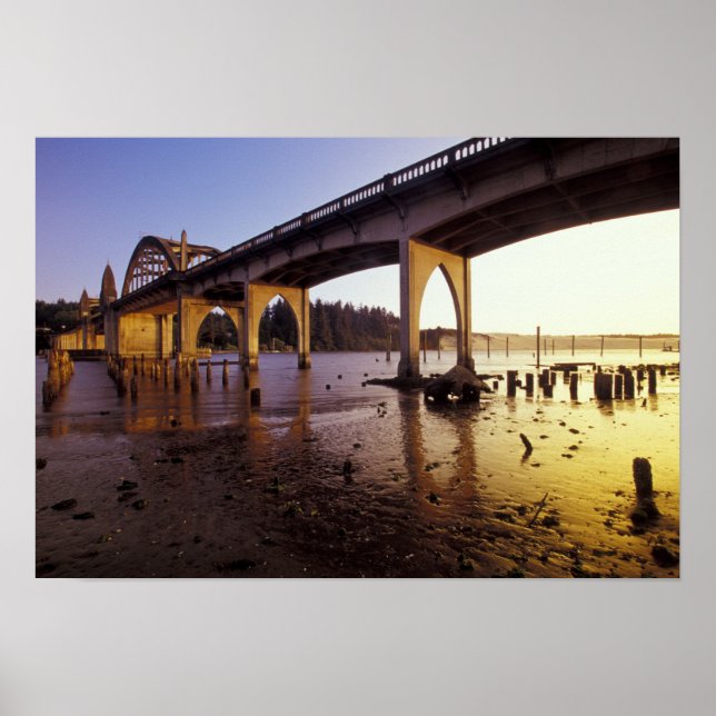 USA, Oregon, Florenz. Siuslaw-Brücke und Poster (Vorne)